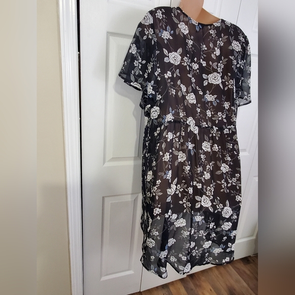 Torrid Semi-Sheer Floral Hi-Lo Tunic - Picture 8 of 13